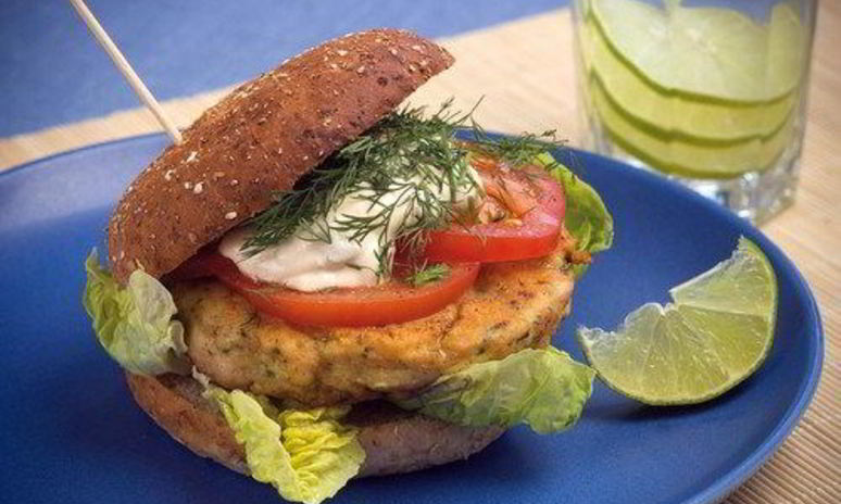 Рецепт быстрых бургеров с тунцом, латуком и помидором