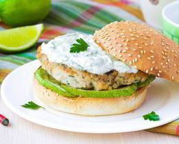 Домашний чикенбургер с цукини и соусом цацики