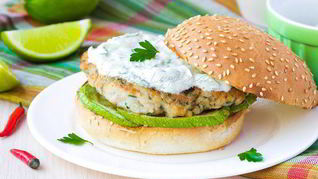 Домашний чикенбургер с цукини и соусом цацики