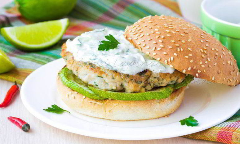 Рецепт домашнего чикенбургера с цукини и соусом цацики