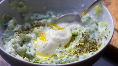 домашний чикенбургер с цукини и соусом цацики