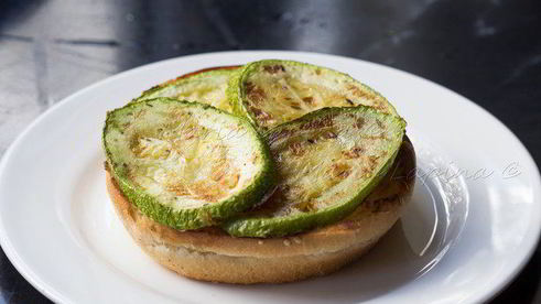 домашний чикенбургер с цукини и соусом цацики