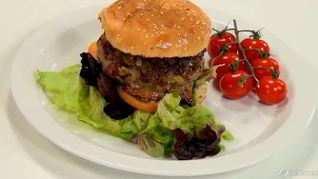 Гамбургер с карамелизованным луком