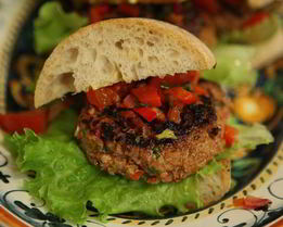 Гамбургеры с ягнятиной, сладким перцем и базиликом