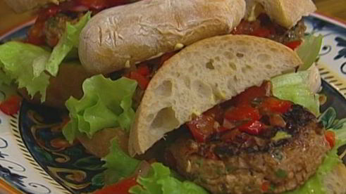 гамбургеры с ягнятиной, сладким перцем и базиликом