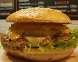 Куриный бургер с ананасом и соусом карри