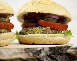 Вегетарианский бургер с котлетой из маша