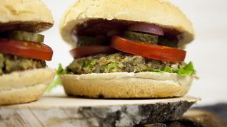 Вегетарианский бургер с котлетой из маша
