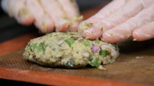 вегетарианский бургер с котлетой из маша