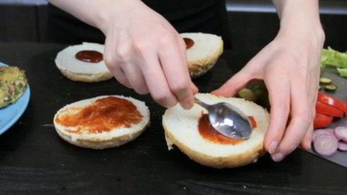 вегетарианский бургер с котлетой из маша