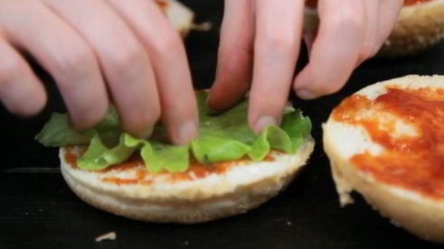 вегетарианский бургер с котлетой из маша