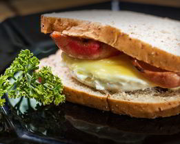 Бутерброд с яйцом в микроволновке