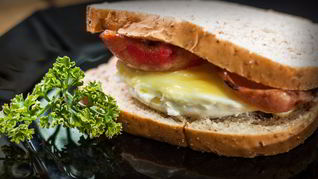 Бутерброд с яйцом в микроволновке