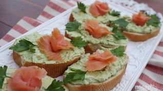 Бутерброды с авокадо и лососем