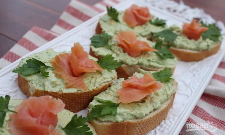 Рецепт бутербродов с авокадо и лососем