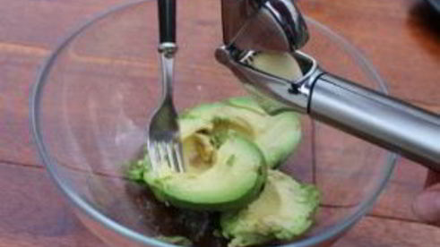 бутерброды с авокадо и лососем