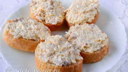 бутерброды с печенью трески и яйцами