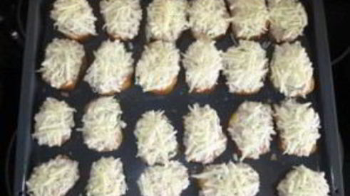 бутерброды с сайрой и яйцом