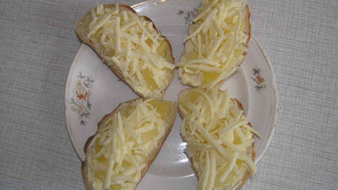бутерброды с сыром и дольками ананаса