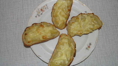 бутерброды с сыром и дольками ананаса