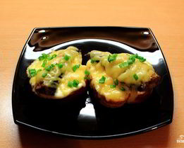 Бутерброды со шпротами в духовке