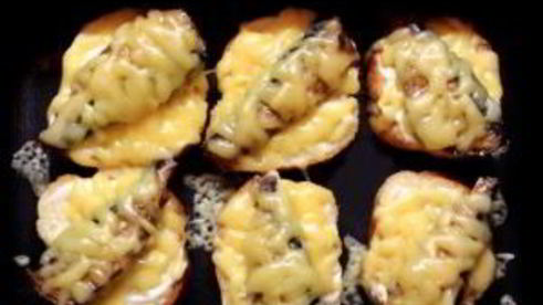 бутерброды со шпротами в духовке