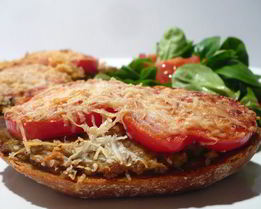 Горячие бутерброды с баклажаново-кунжутной икрой и томатами