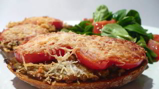 Горячие бутерброды с баклажаново-кунжутной икрой и томатами