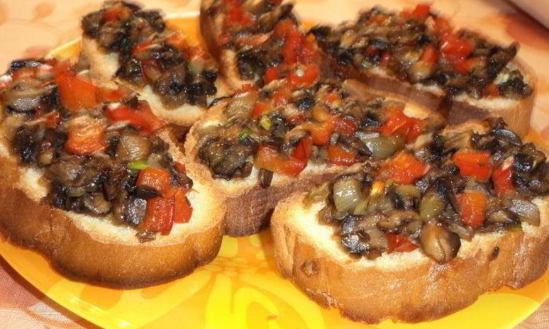 Рецепт горячих бутербродов с грибами и сладким перцем