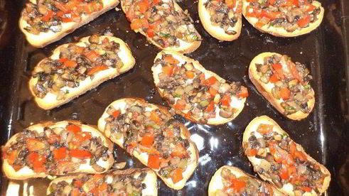 горячие бутерброды с грибами и сладким перцем