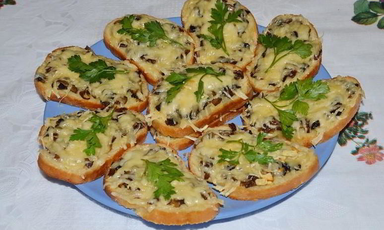 Рецепт горячих бутербродов с грибами и сыром в духовке