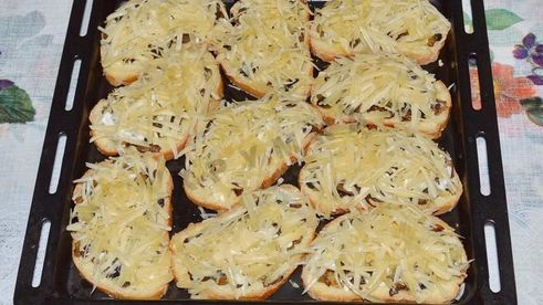 горячие бутерброды с грибами и сыром в духовке