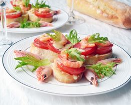 Горячие бутерброды с помидорами и креветками
