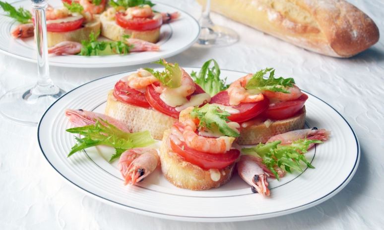 Рецепт горячих бутербродов с помидорами и креветками