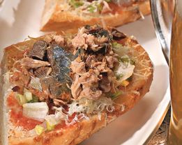 Горячие бутерброды с рыбными консервами