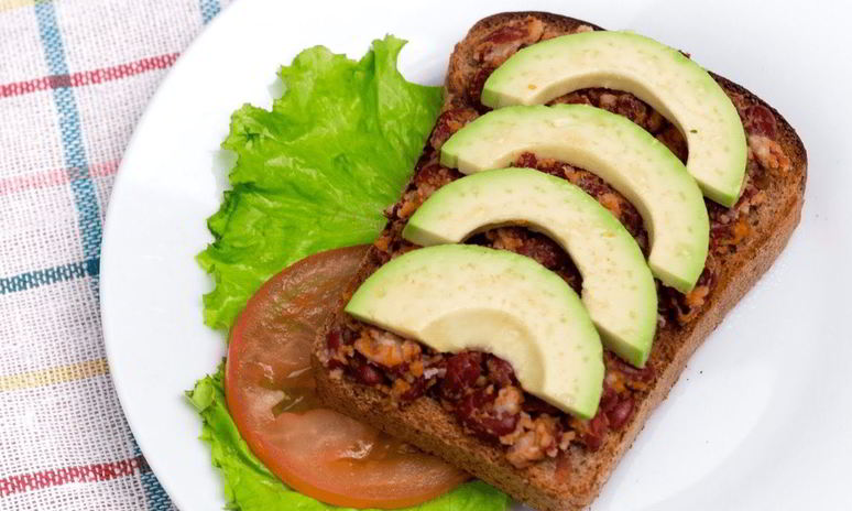 Рецепт сытного бутерброда с авокадо