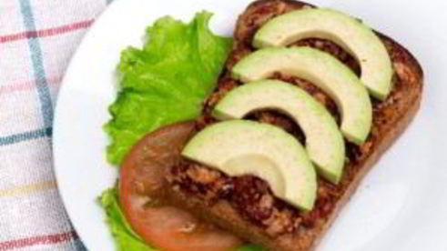 сытный бутерброд с авокадо