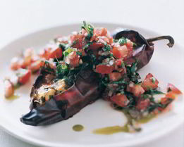 Фаршированные чили с томатным соусом