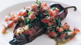 Фаршированные чили с томатным соусом