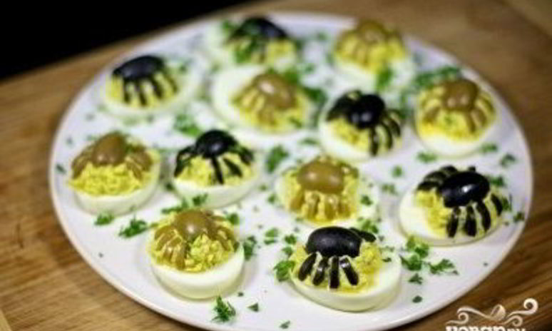 Рецепт фаршированных яиц-пауков на хэллоуин
