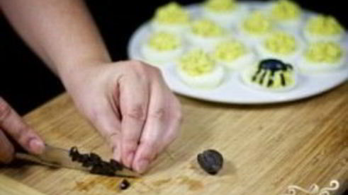 фаршированные яйца-пауки на хэллоуин