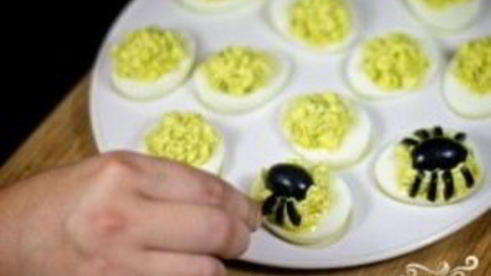 фаршированные яйца-пауки на хэллоуин