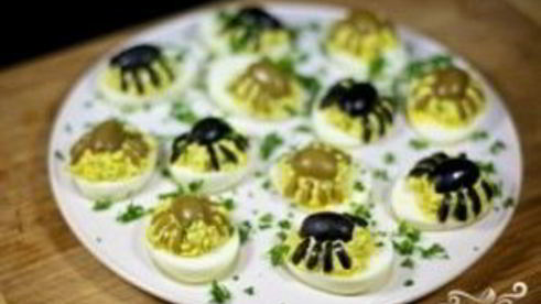 фаршированные яйца-пауки на хэллоуин