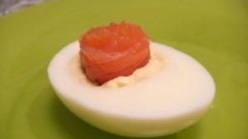 яйца, фаршированные семгой