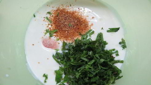 филе индейки, маринованное в йогурте с мятой