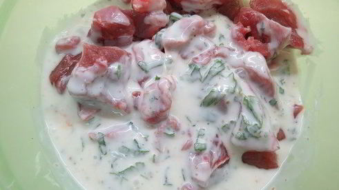 филе индейки, маринованное в йогурте с мятой