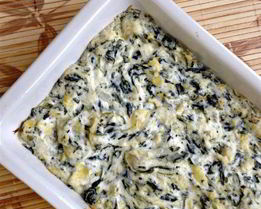 Горячая закуска-дип со шпинатом, артишоками и сыром Филадельфия