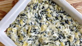 Горячая закуска-дип со шпинатом, артишоками и сыром Филадельфия