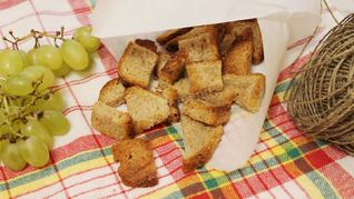 Гренки с чесноком в духовке