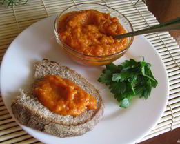 Икра кабачковая с томатной пастой и чесноком